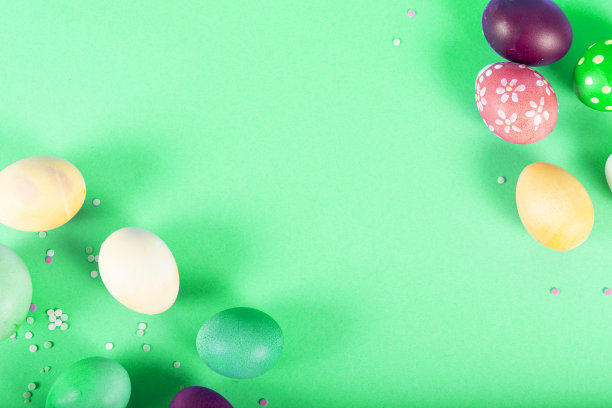 色彩丰富的背景与复活节彩蛋在绿色的背景。复活节快乐的概念。可作为海报，背景，节日贺卡。平铺，俯视图，复制空间。工作室的照片图片下载