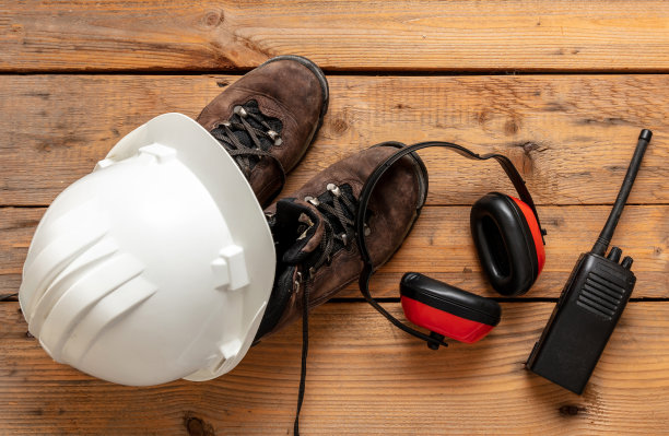 26、劳动安全，劳动人身防护装备靠木。工业和建筑现场设备…图片下载