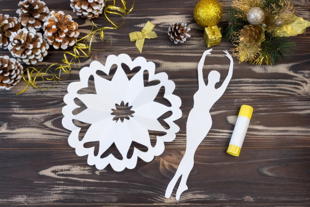 雪花芭蕾舞演员。一步一步的照片指令。DIY的概念。孩子们的圣诞和新年工艺品。步骤11图片下载