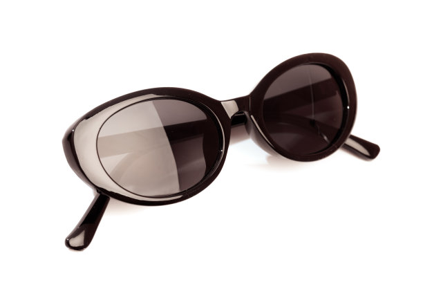 黑色时尚太阳镜与紫外线保护隔离在白色背景图片下载