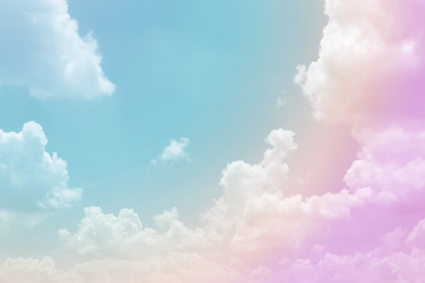 美丽的粉彩颜色与彩虹阴影在白色蓬松的云，五颜六色的蓝色天空的背景，向上的观点和复制空间形象图片下载