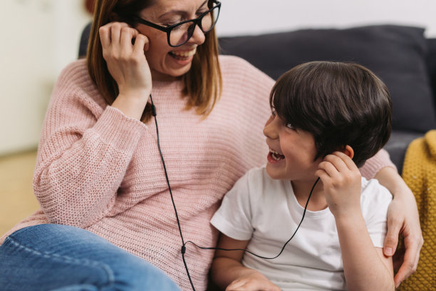 母亲和孩子在家里图片下载