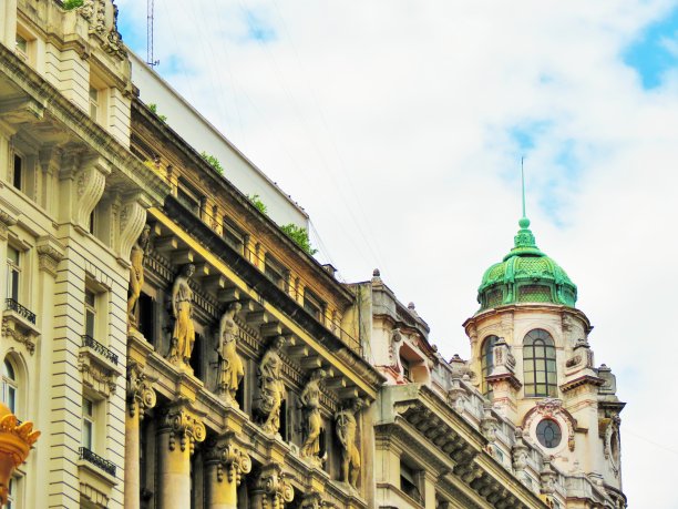 在对角北大道(Avenida Roque Saenz Peña)的建筑视图。图片下载