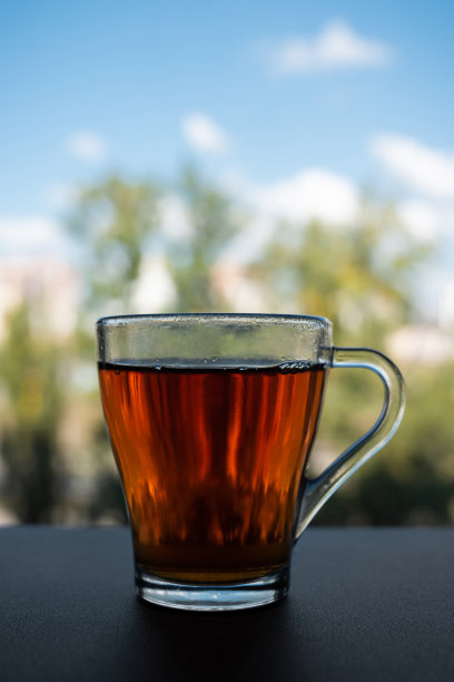 窗边放着一杯香茗图片下载