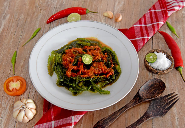 紫菜，用印尼语命名为“Rumput Laut”，用传统香料烹饪，放在棕色木桌上图片下载