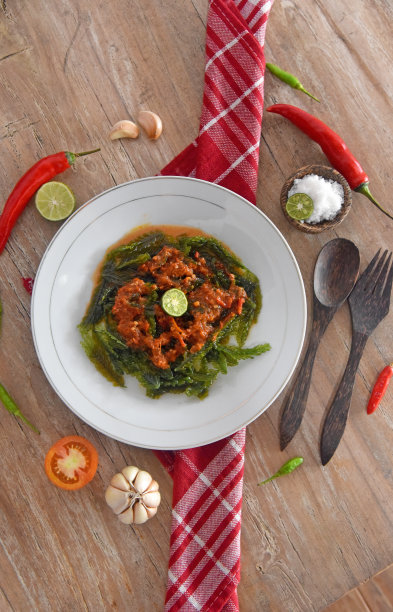 紫菜，用印尼语命名为“Rumput Laut”，用传统香料烹饪，放在棕色木桌上图片下载