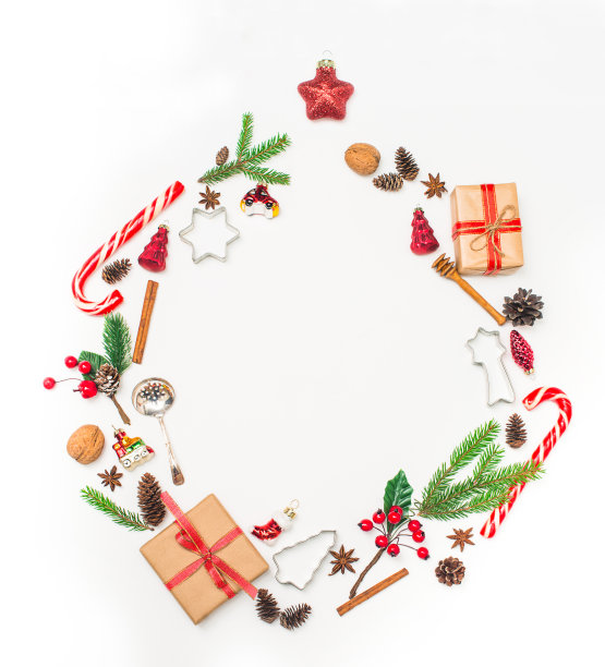 圣诞节的背景。圣诞球由圣诞物品-礼物，装饰品，糖果和décor平放在白色的背景上图片下载