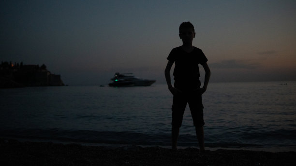男孩在水附近的圣斯蒂芬夜景黑山股票照片图片下载