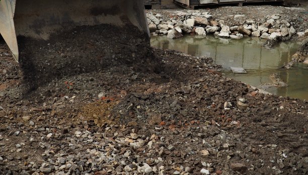 挖掘机、施工车manita用铲斗在工作粘土，以及建筑行业的液压系统图片下载