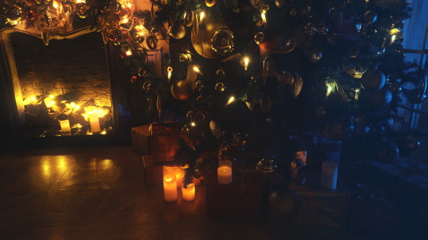 壁炉。背景为新年的问候或圣诞节的设计。绿树上装饰着玩具、礼品、礼品盒、闪烁的花环、灯饰。舒适的圣诞气氛图片下载