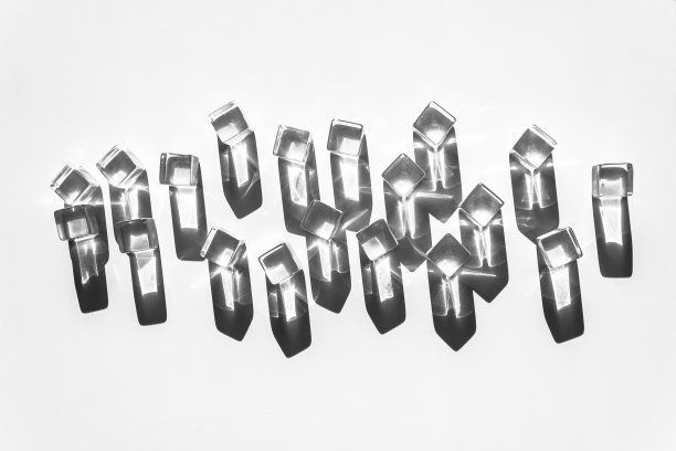 用透明的塑料立方体和阳光的阴影作为背景。图片下载