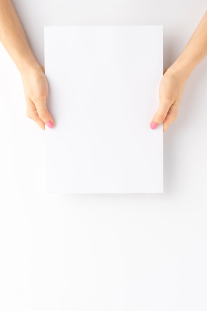 女性手中握着空白的白纸。模拟了图片下载