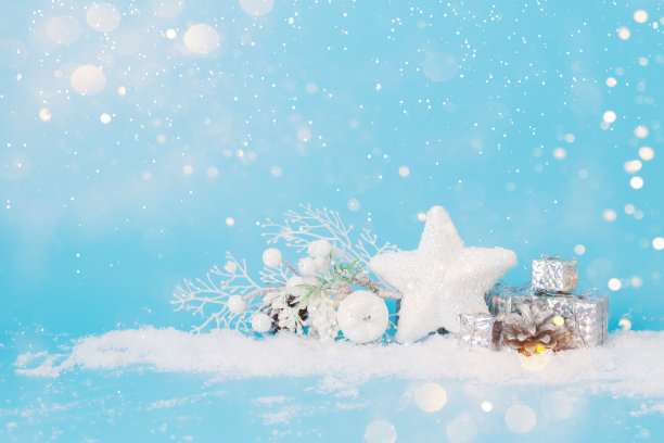 圣诞玩具，淡蓝色背景上的星星包裹，闪闪发光的雪花。圣诞节或新年卡片与地方的文字。图片下载