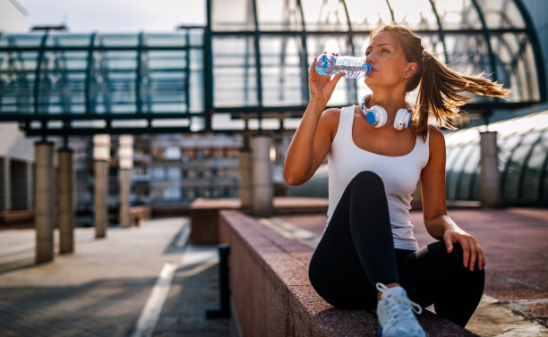 美丽的年轻健康的女人准备户外锻炼。运动是人们健康生活方式的概念图片下载