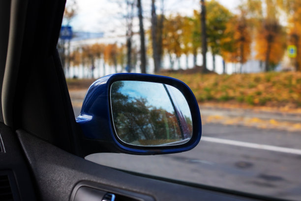 车侧后视镜上的背景是秋天的马路图片下载