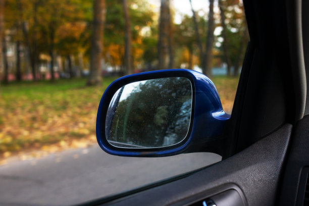 车侧后视镜上的背景是秋天的马路图片下载
