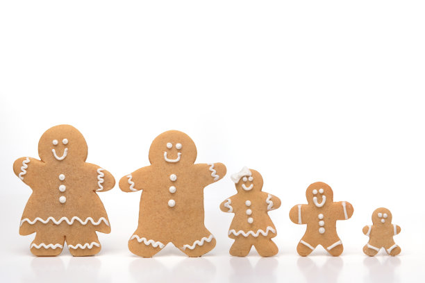 在白色背景下孤立的姜饼人的家庭图片下载