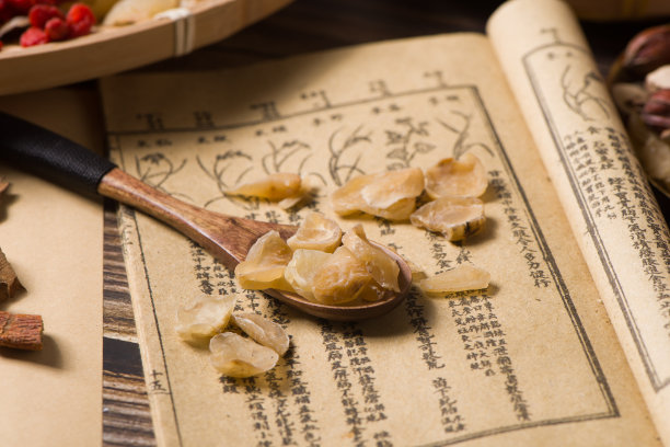 传统中草药在木质背景上图片下载