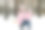 冬天，妈妈和她可爱的小女儿在白雪皑皑的森林里散步。妈妈和孩子穿着粉红色的夹克，带着爱和温柔看着对方。图片下载