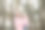 年轻的妈妈抱着可爱的小女儿，在冬天的森林里散步。漂亮的妈妈，手里抱着孩子，穿着粉红色的外套，把雪抛起来，笑着。家庭在冬天的森林。图片下载