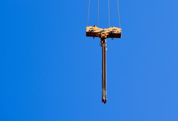 起重机、葫芦和滑轮系统。挂钩、链条和钢丝绳图片下载