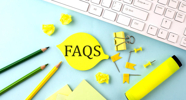 文本标志显示常见问题与办公工具和键盘在蓝色背景图片下载