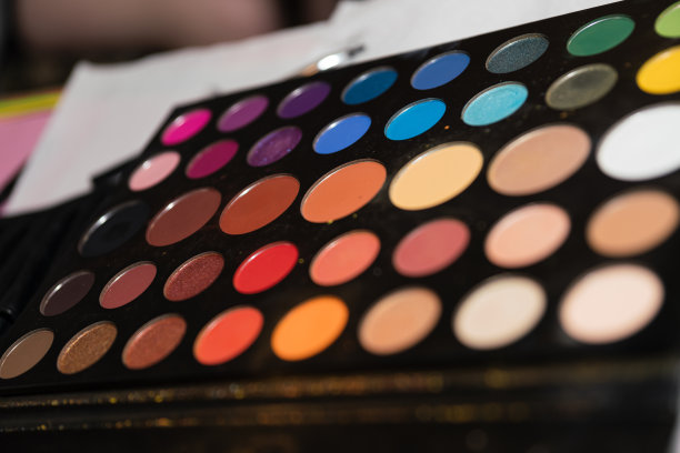 不同颜色的化妆板的特写图片下载