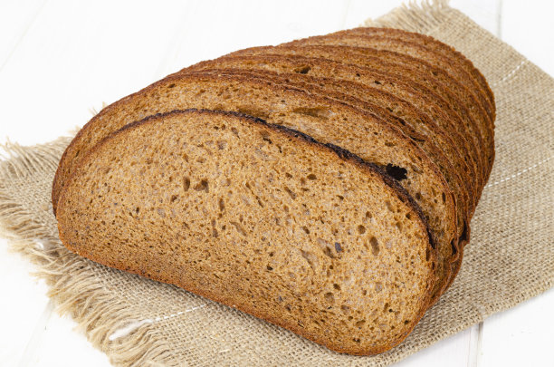 新鲜的自制的糕点。切片黑麦面包木制背景。工作室的照片图片下载