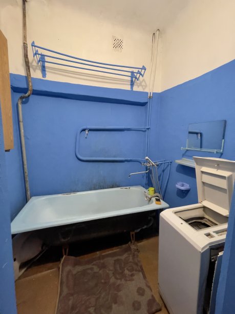 带洗衣机的旧浴室图片下载