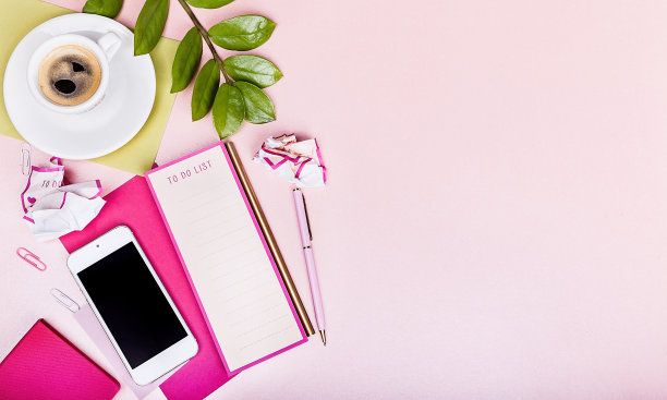 平板上有记事本，智能手机，待办事项清单，笔，一杯浓咖啡，绿叶，粉色背景图片下载