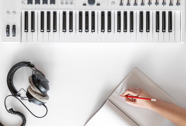 音乐平铺背景与耳机音乐键。图片下载