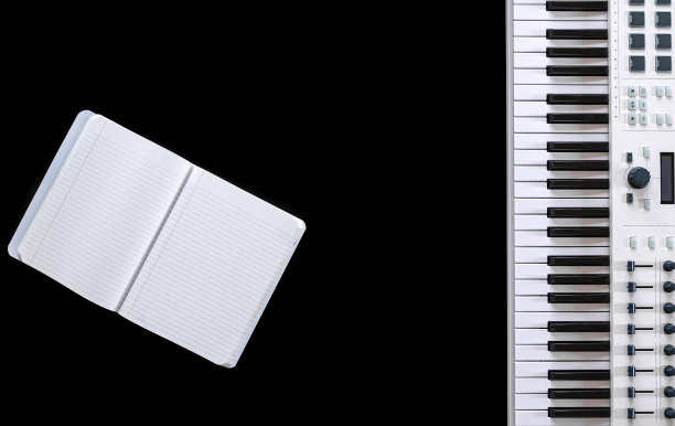 音乐键和记事本在黑色背景，俯视图，平坦。图片下载