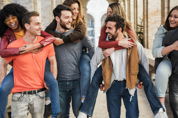 多种族的年轻人在城市户外玩耍图片下载