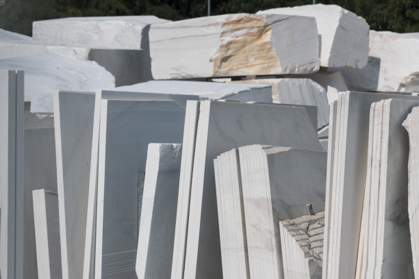 堆场上的白色大理石板和石块图片下载