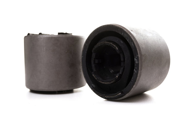 在白色背景上无声块，细节的悬挂从一辆卡车和汽车，摄影与景深，焦点在照片的右侧图片下载