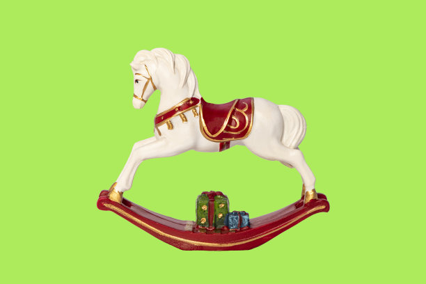 带着两件圣诞礼物的摇摆木马图片下载