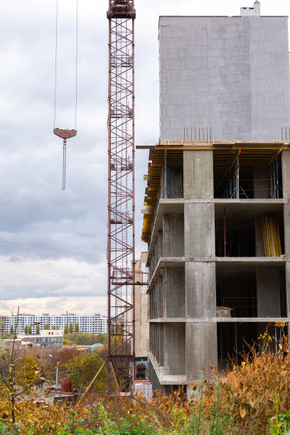 在城市中建造一座多层建筑图片下载
