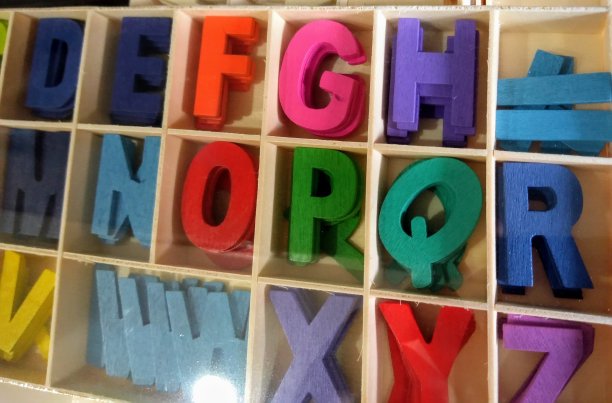 有不同颜色的木制字母形式的儿童玩具图片下载