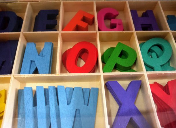 有不同颜色的木制字母形式的儿童玩具图片下载