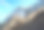 在明亮的蓝色亚利桑那州夏日天空的映衬下，公共场所的人行桥的楼梯图片下载