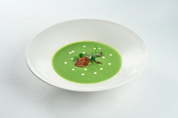 奶油芦笋汤配扇贝，白色盘子，白色桌布图片下载