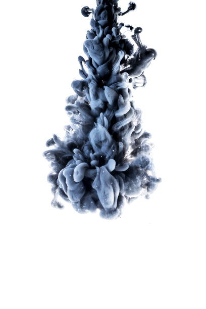 蓝墨水落水与背景隔离在白色上。图片下载