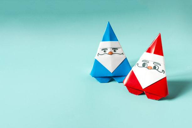 有趣的圣诞老人纸上浅蓝色背景特写复制空间图片下载