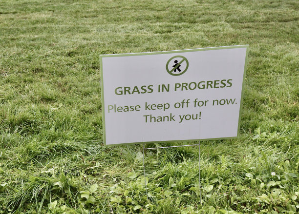 新草生长的警告标志图片下载