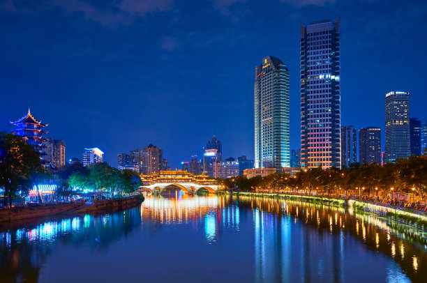 中国四川省成都市九眼桥安顺廊桥的夜景图片下载