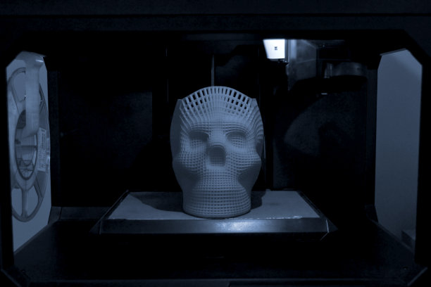 头骨用3d打印机打印蓝灰色塑料。图片下载