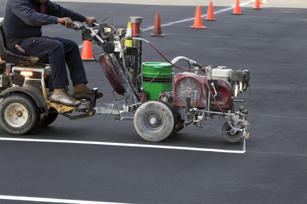 打标机工人油漆停车场线条图片下载