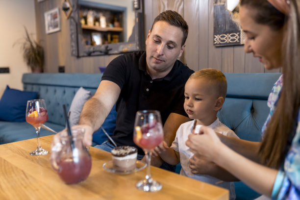 年轻的家庭图片下载