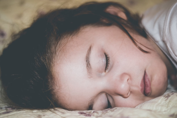 一个小女孩安静地睡觉的特写照片图片下载