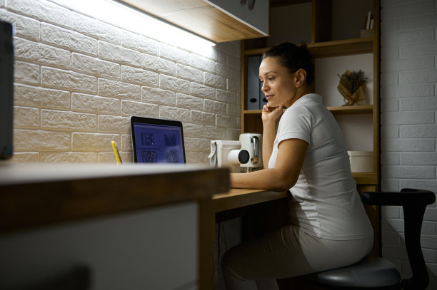 牙科诊所女医生的侧视图，坐在笔记本电脑的全景x光照片，并在线咨询医疗治疗图片下载